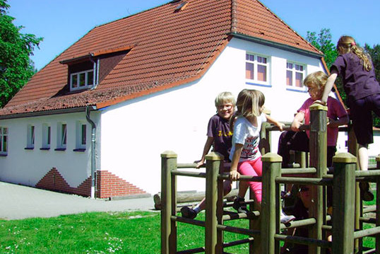 Ausbildungsstelle: Ausbildung zum Erzieher/zur Erzieherin (m/w/d) für 0- bis 10- Jährige in der Kindertagesstätte "In der kleinen Schule" der AWO in Lüdershagen