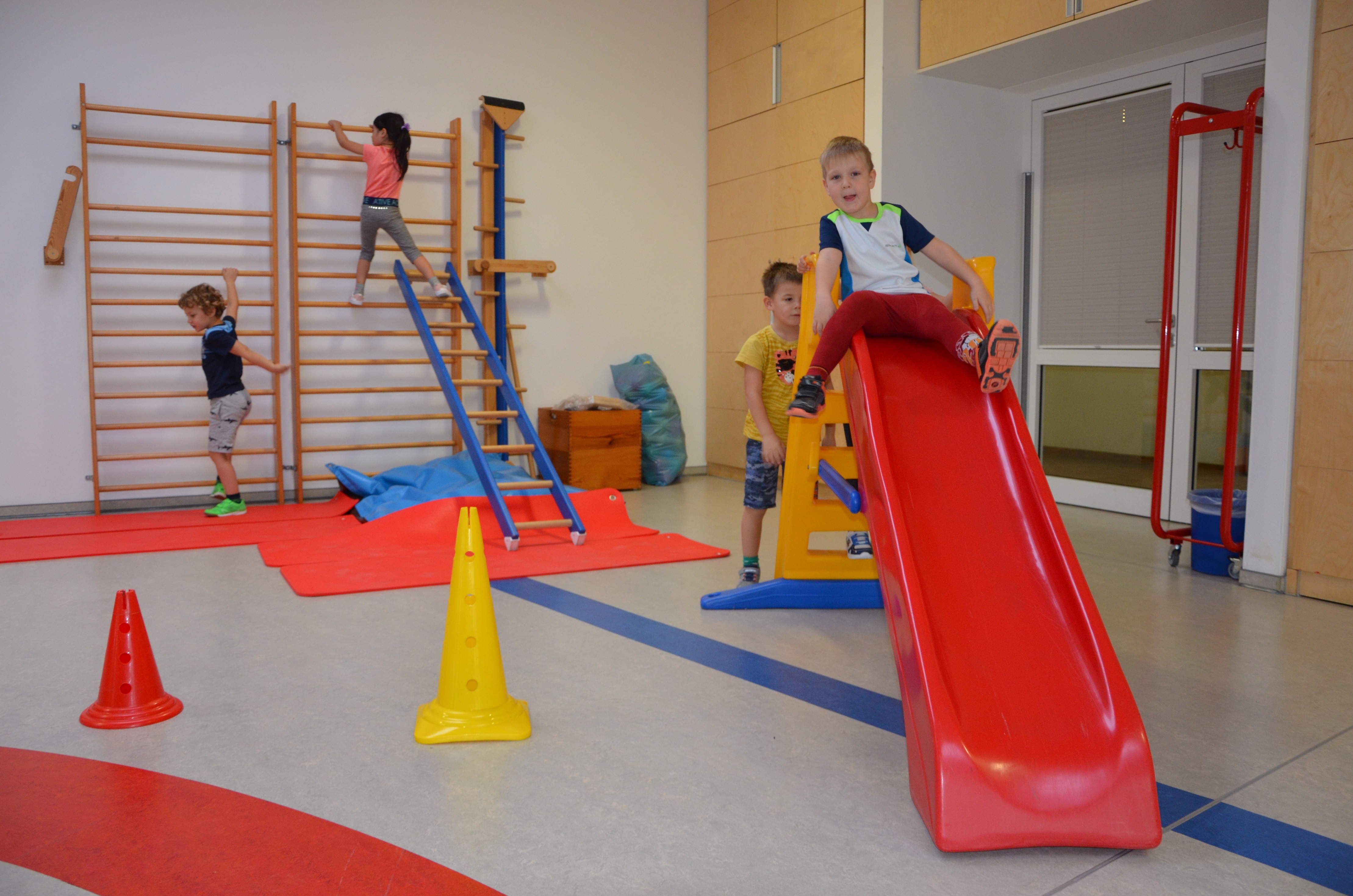 Kinder turnen im neu gestalteten Sportraum der Kita Zwergenhaus
