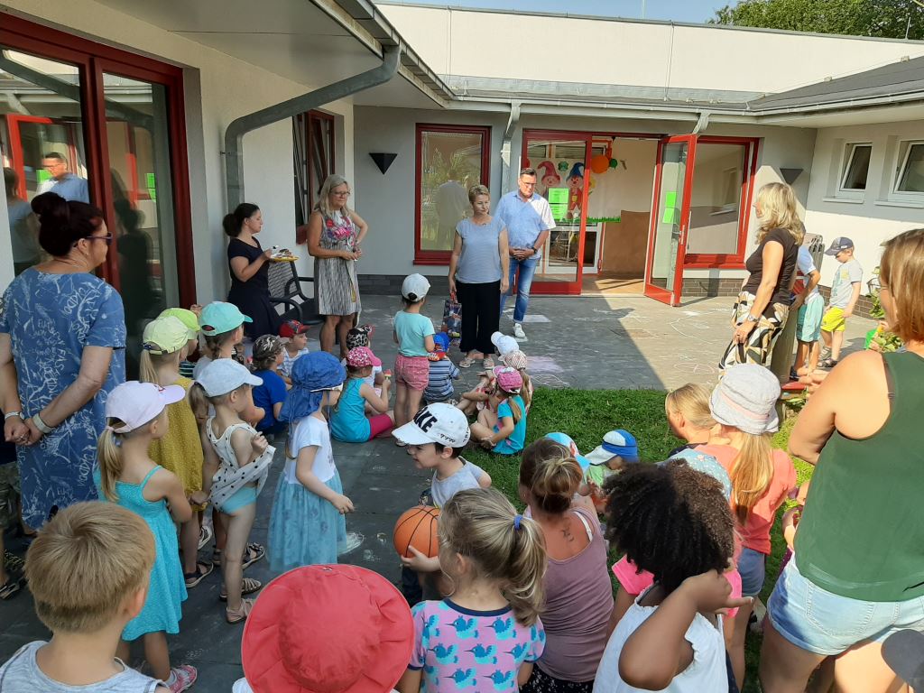 Kathrin Remus, Leiterin vom "Zwergenhaus", Dr. Catrin Dohse, AWO-Geschäftsführerin, und AWO-Vorstandsvorsitzender Thomas Reichenbach begrüßten Erzieher und Kinder im "Zwergenhaus"