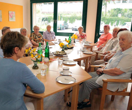 Seniorentreffs der AWO, Angeboten für Pflege, medizinische Betreuung oder Erholung