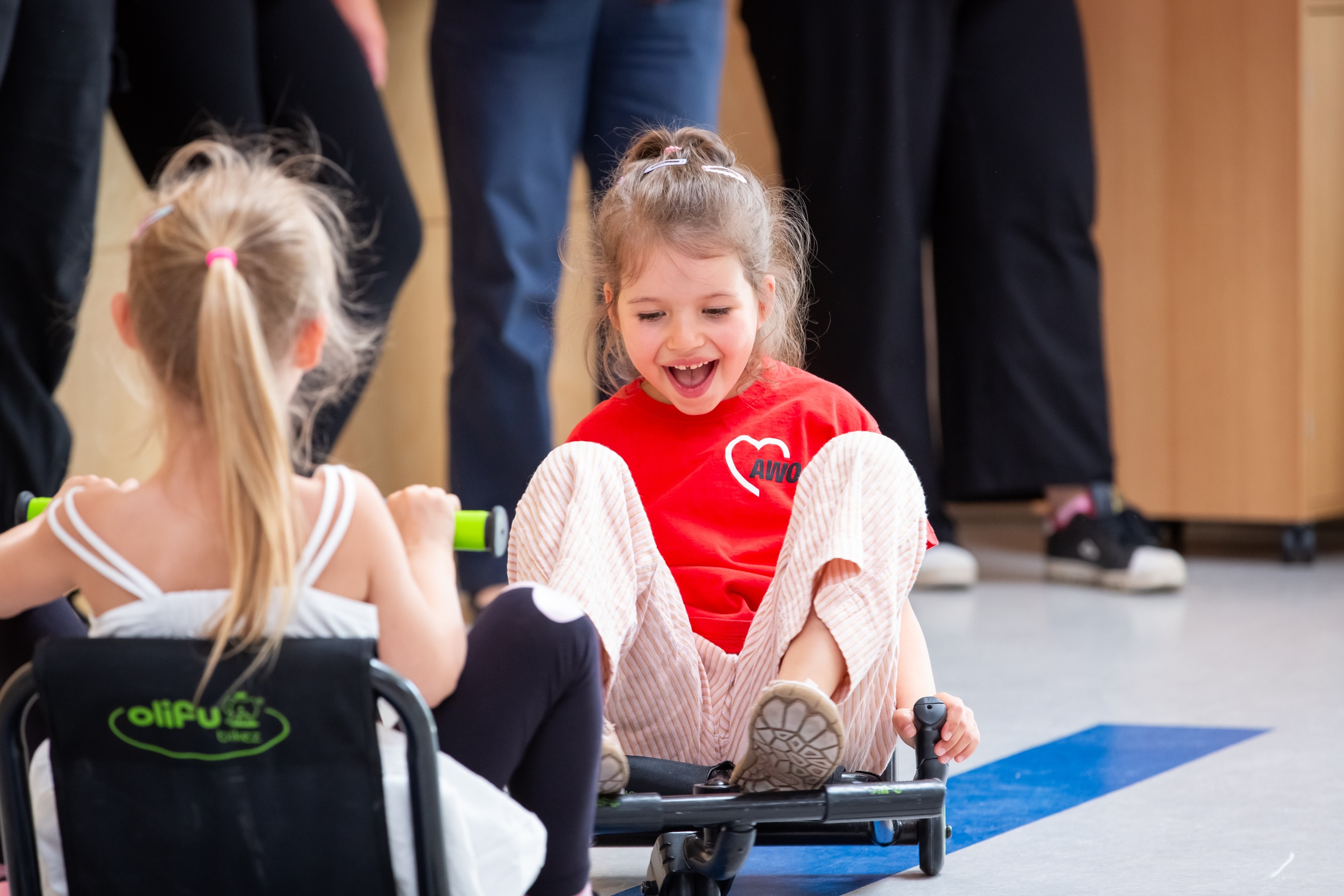 Kitakinder spielen im großen Mehrzweckraum der Einrichtung