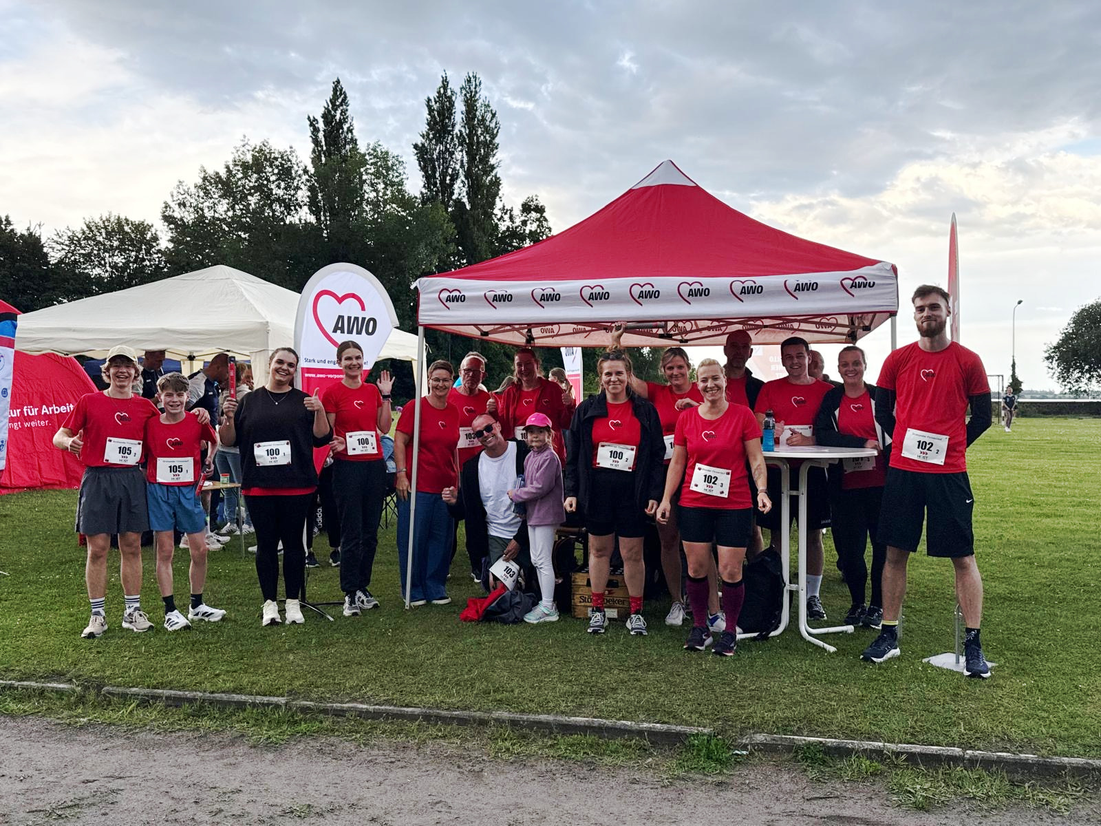 das Bild zeigt die Teilnehmenden der AWO beim Firmenstaffellauf